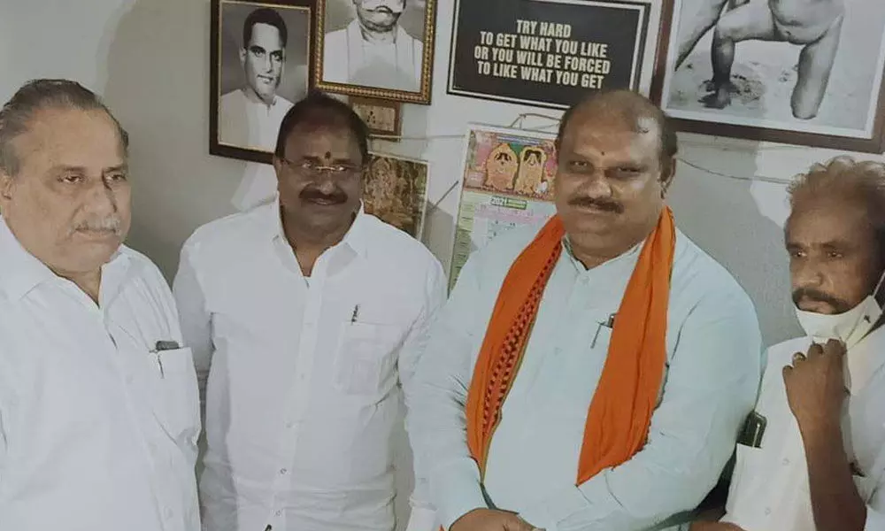 BJP State president Somu Veerraju meets Kapu leader Mudragada Padmanabham at the latter’s residence in Kirlampudi in East Godavari district on Saturday