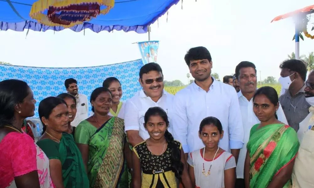 MP Lavu Sri Krishnadevarayalu and MLA Ambati Rambabu with the housing beneficiary at Komerapudi under Sattenapalli Assembly constituency in Guntur district on Sunday