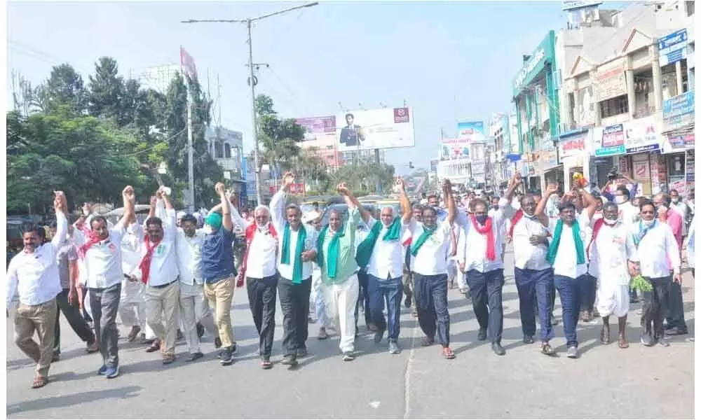 Leaders of various parties formed human chain in Khammam town on Sunday, against the new farm laws