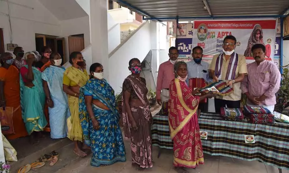 Vysya Seva Sadan president Gathey Kishore distributing blankets to the inmates of Swarnandhra oldage home with Swarnandhra founder G Rambabu and N Kishore in Rajamahendravaram on Monday