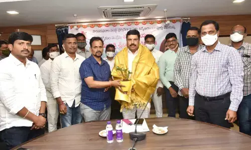Telangana State Civil Supplies Corporation (TSCSC) Chairman Mareddy Srinivas Reddy being felicitated with a shawl  in Hyderabad on Monday