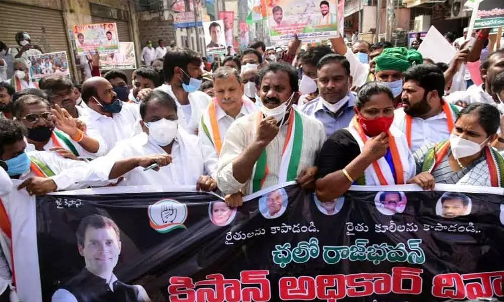 Congress leaders taking out a rally from Andhra Ratna Bhavan to Raj Bhavan in protest against farm laws in Vijayawada on Tuesday