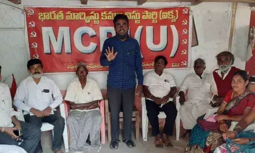 MCPI (U) Warangal Rural district joint secretary and All India Kisan Sangharsh Coordination Committee (AIKSCC) Warangal Convener Peddarapu Ramesh speaking at a meeting