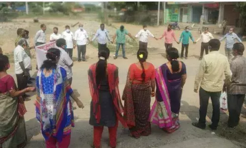 LIC staff form human chain to  protest divestment