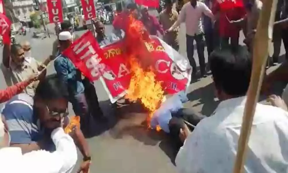 Auto Unions burnt the effigy of Central government to protest against the rising prices of fuel