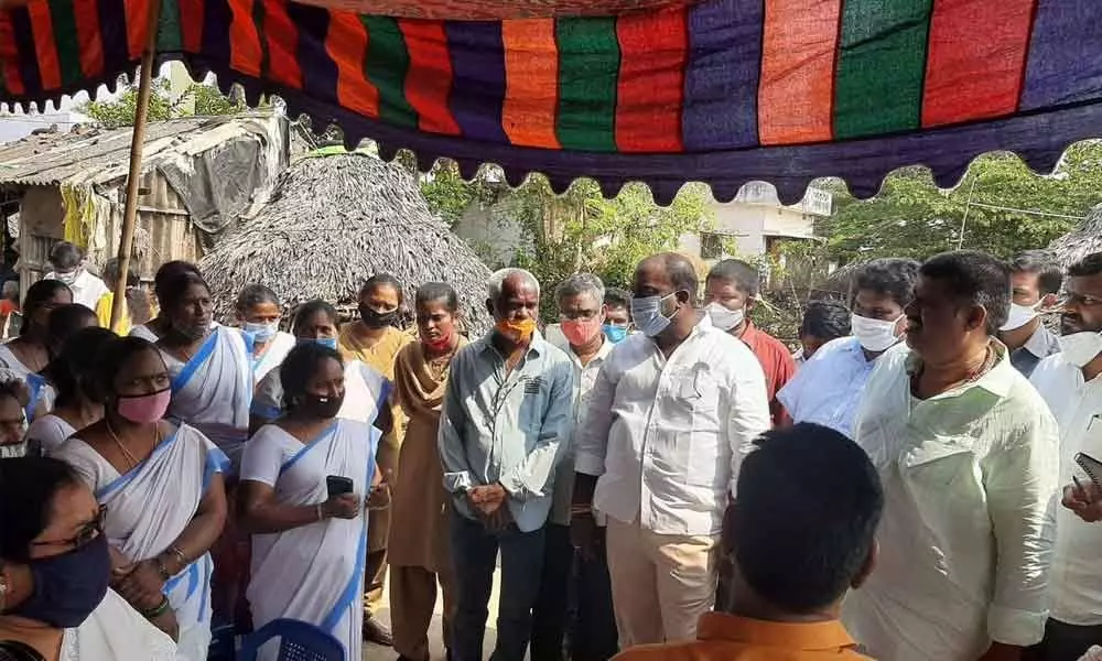 Tourism Minister Muttamsetti Srinivasa Rao interacting with the health workers at the session site in Padmanabham mandal in Visakhapatnam