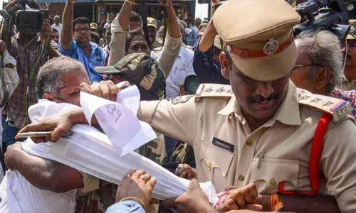 Amaravati farmers stages a huge rally as the protest against three capital reaches 400th day