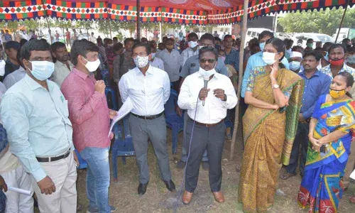 District Collector I Samuel Anand Kumar addressing MDU vehicle owners at Pedakakani in Guntur district on Wednesday