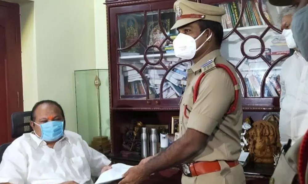 Police issuing notice to BJP State former president Kanna Lakshminarayana at his residence in Guntur on Thursday