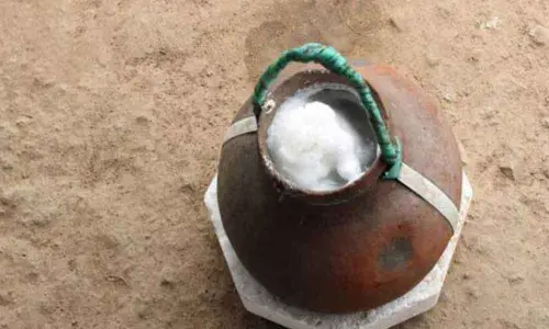 Shop owners mix narcotics with toddy to attract tipplers