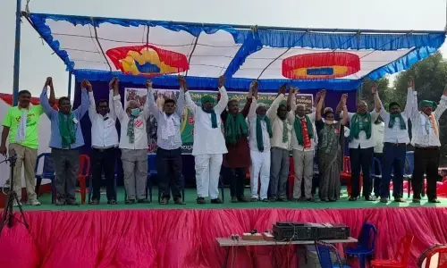 AIKS Assistant Secretary Vijoo Krishnan, AIKSCC District Convener Chunduri Rangarao and others in Ongole on Thursday extending support to the farmers agitating in Delhi