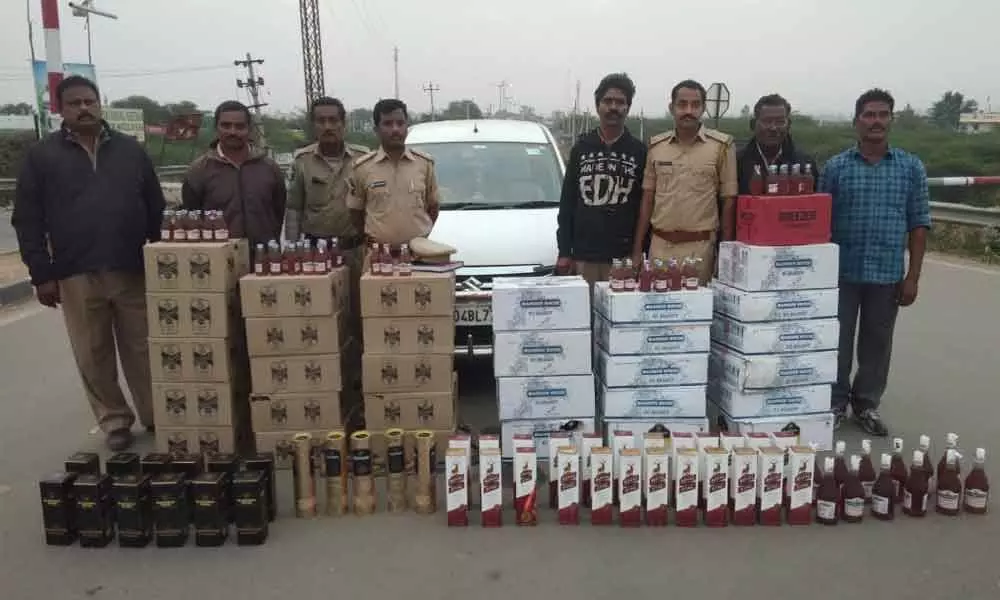 1654 bottles of smuggled liquor seized in Vehicle inspection at Panchalingala border in Kurnool