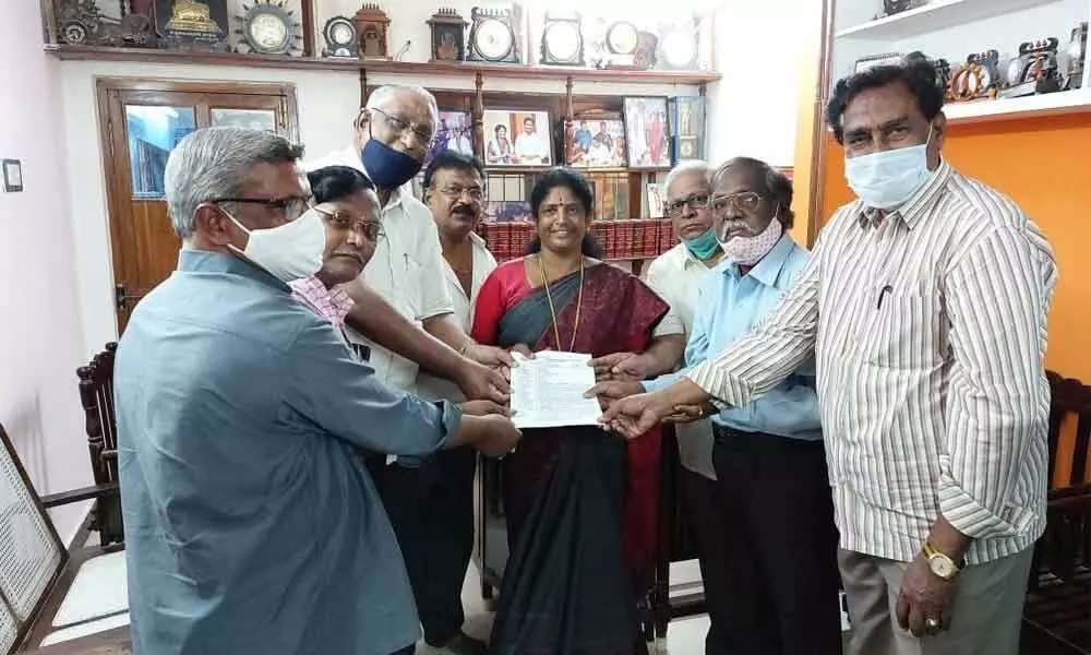 Members of Andhra Pradesh Retired Bank Employees Federation and the Andhra Bank Employees District Coordination Committee submitting a memorandum to MP Vanga Geetha in Kakinada on Friday