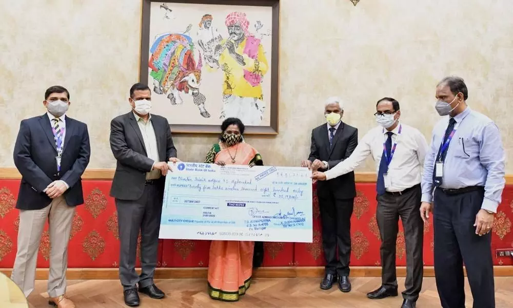 SBI Chief General Manager, Om Prakash Mishra handedover a cheque for Rs. 25,19,800 favouring “Sainik Welfare Telangana” to Governor Dr Tamilisai Soundararajan on Friday
