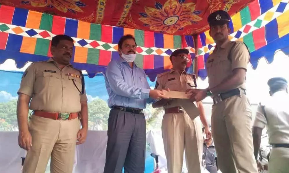Special Investigation Team Chief and DIG GVG Ashok Kumar presenting certificate to the police for successfully arresting the gang at Nandigama in Krishna district on Friday