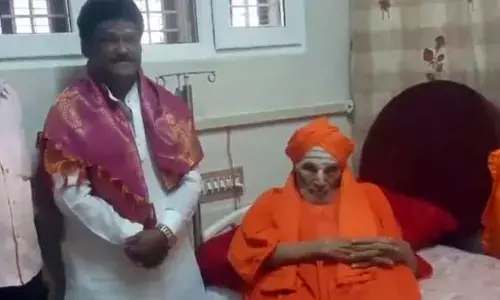 Darshan, Jaggesh Pay Tributes To Siddaganga Seer