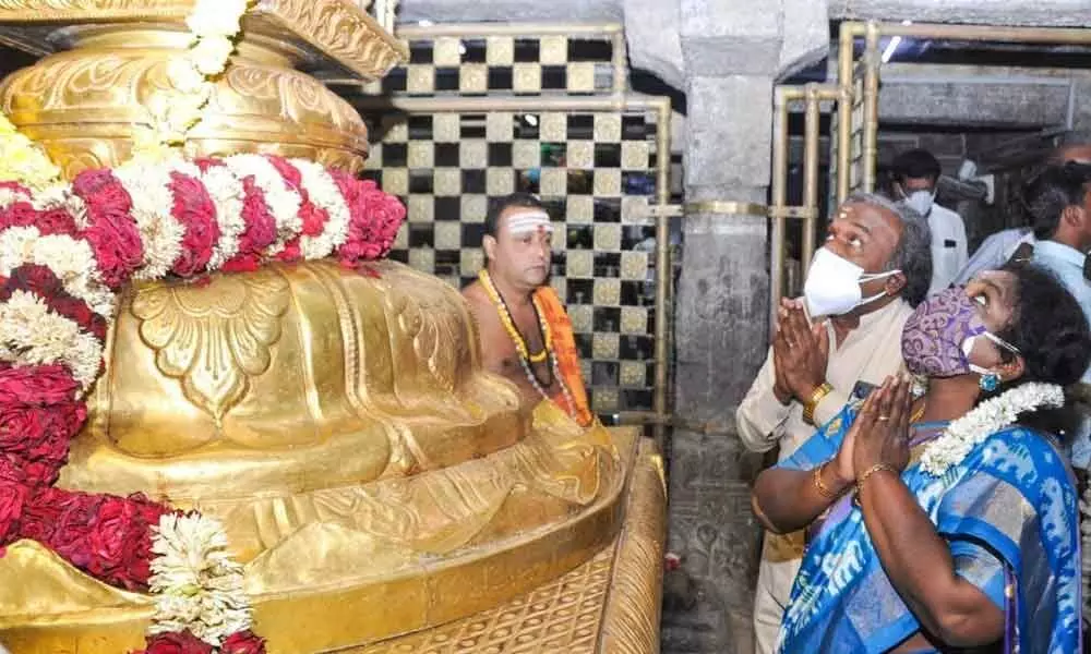 Telangana Governor Dr Tamilisai Sounderarajan offering prayers at the Dwajasthambam in Kanipakam temple on Saturday.
