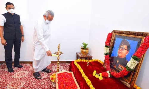 Biswa Bhusan Harichandan paying tributes to Netaji Subhash Chandra Bose on his 125th birth anniversary, at Raj Bhavan in Vijayawada