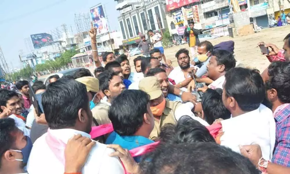 Police trying to prevent TRSV and BJYM activists from clashing each other at Telangana Chowk in Karimnagar on Sunday