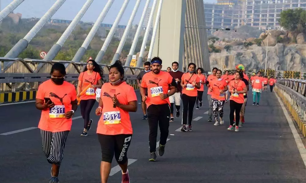 Huge crowds take part in runs at cable bridge