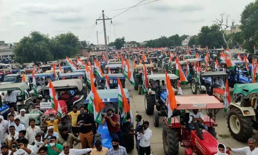 Tractor rally: Raj traffic volunteers with green jackets, well-defined route
