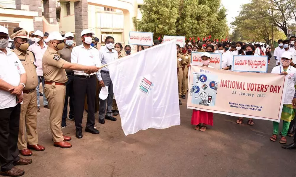 East Godavari District Collector D Muralidhar Reddy and Superintendent of Police Adnan Nayeem Asmi flagging off the rally on the occasion of National Voters Day in Kakinada on Monday