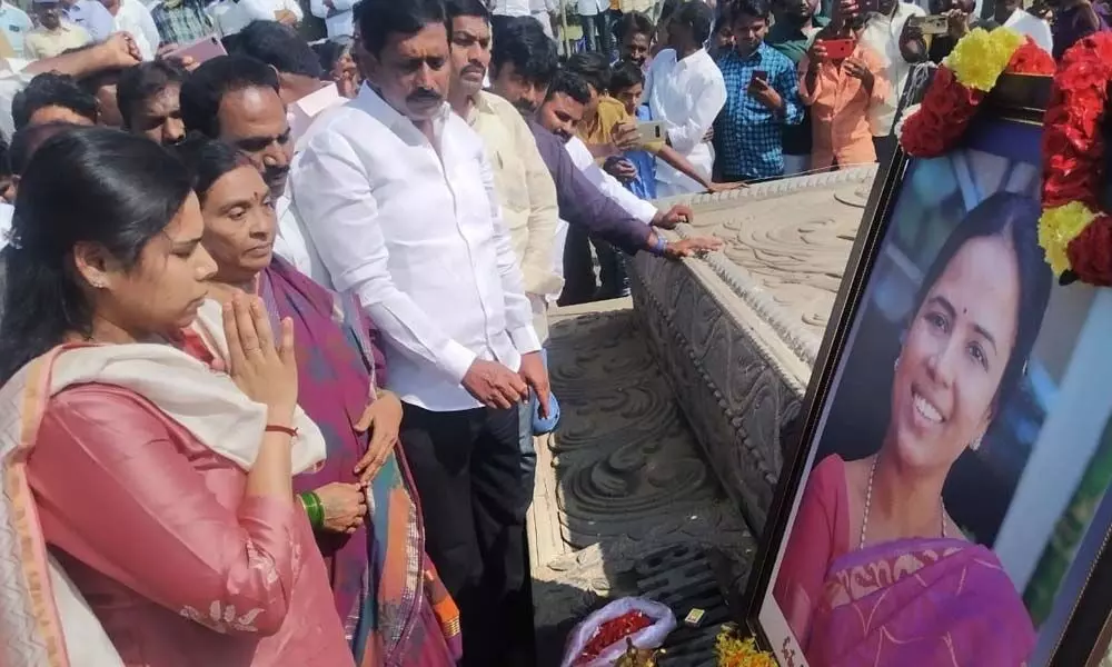 Former Tourism Minister Bhuma Akhila Priya paying floral tributes to her parents at Bhuma Shoba ghat in Allagadda on Monday