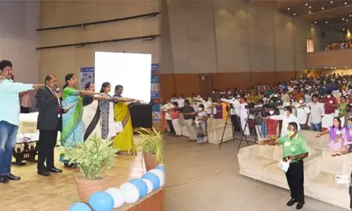 Collector Md Imtiaz administering the pledge to the voters on the occasion of National Voters’ Day in Vijayawada on Monday