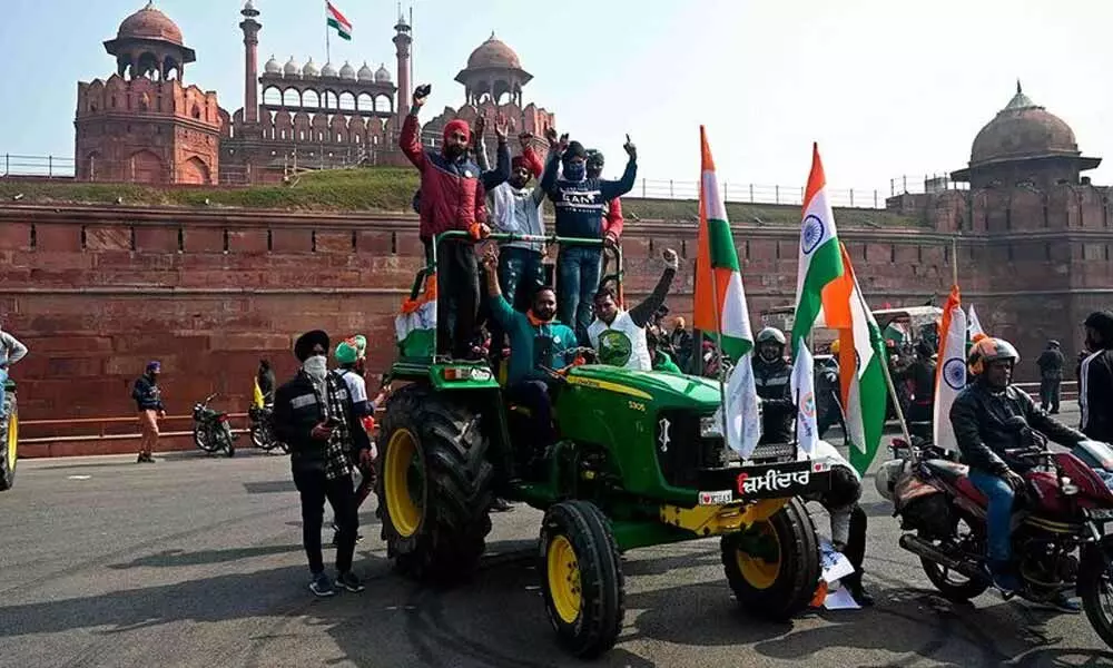 After clashes with police, farmers swarm Red Fort, hoist pennant