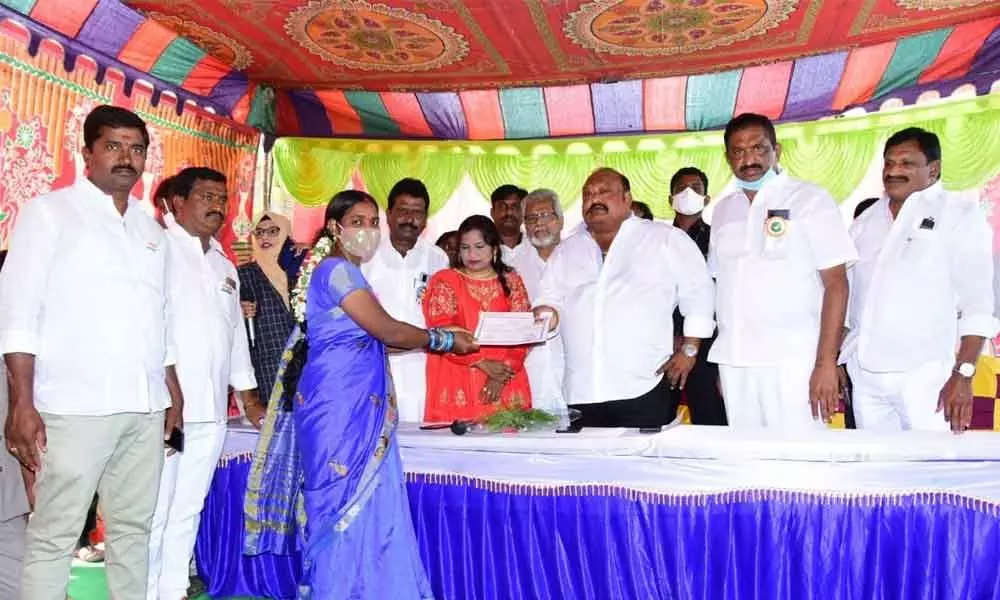BC Welfare Minister G Kamalakar presenting certificate to a woman, who trained in sewing, at a programme at Kisan Nagar in Karimnagar on Tuesday