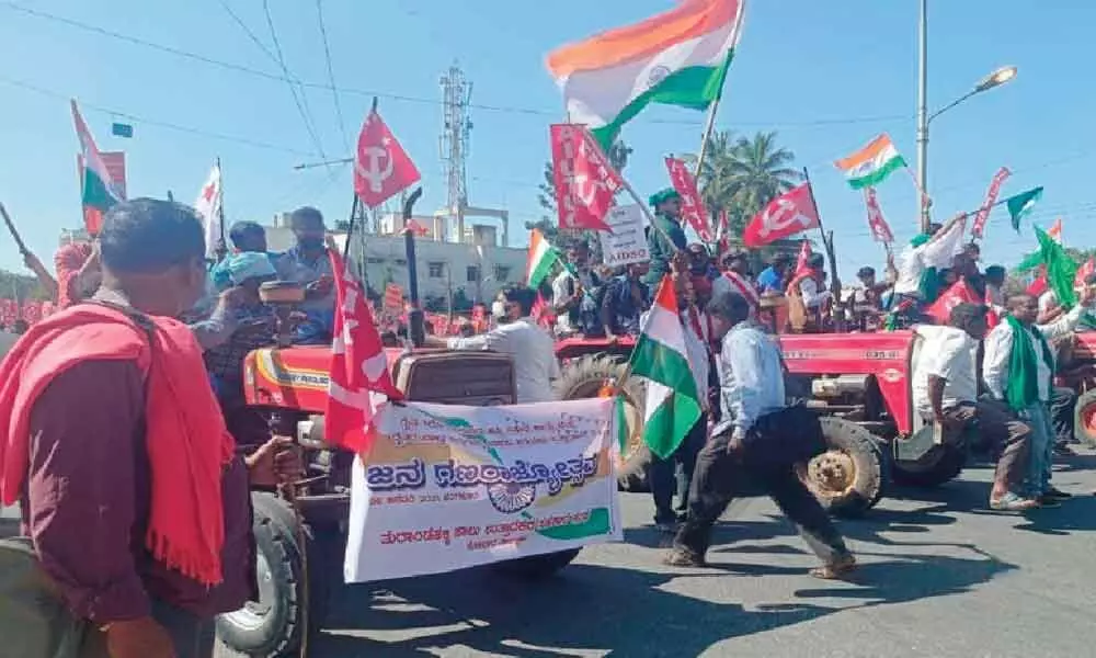 Farmers tractor rally peaceful in Bengaluru