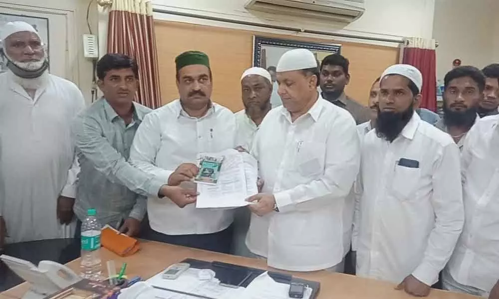Masjid Committee members of Madikunta village in Sadhashivpet mandal lodged a complaint against Inspector and member of Wakf over corruption charges. Taking this into cognisance, TSWB chairman Md Saleem has decided to institute an inquiry against officers