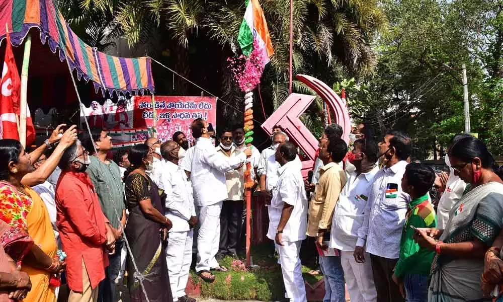 CPI State secretary K Ramakrishna hoisting national flag at the CPI State office in Vijayawada on Tuesday