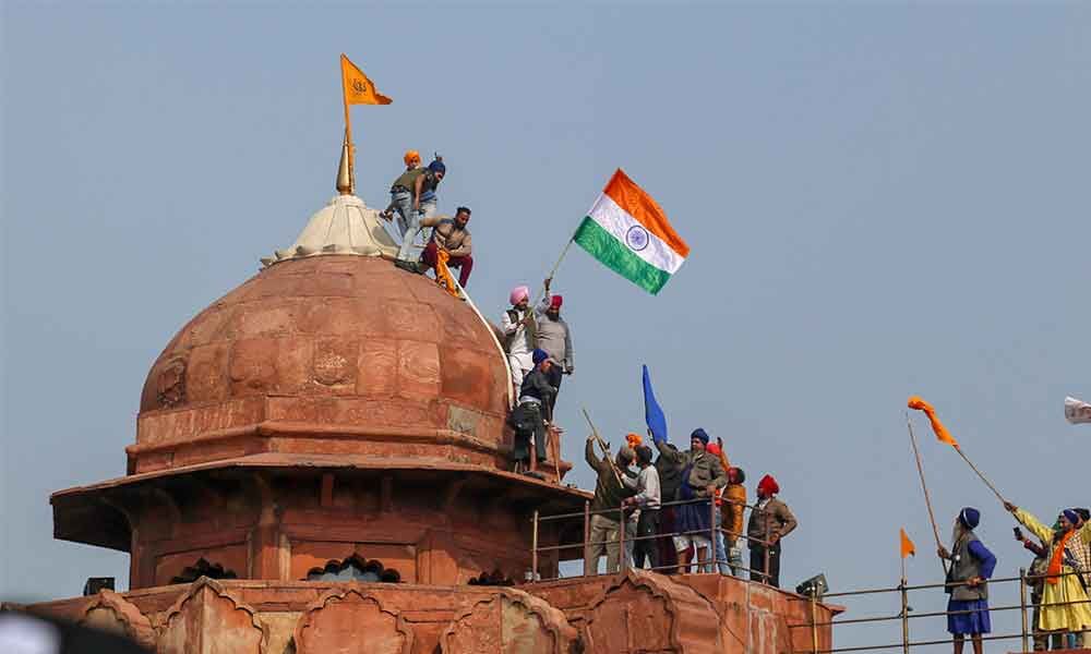 capital-chaos-farmers-swarm-red-fort-hoist-flag