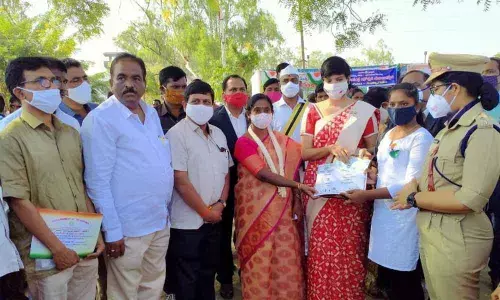 District Collector Harichandana presenting a memento to P Mounika, who bagged second prize in Kalostav-2020, at a programme in Narayanpet on Tuesday