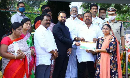 Staff Nurse Sushma receiving Best employee award and appreciation letter from BC Welfare Minister Gangula Kamalakar during Republic Day celebrations in Karimnagar on Tuesday