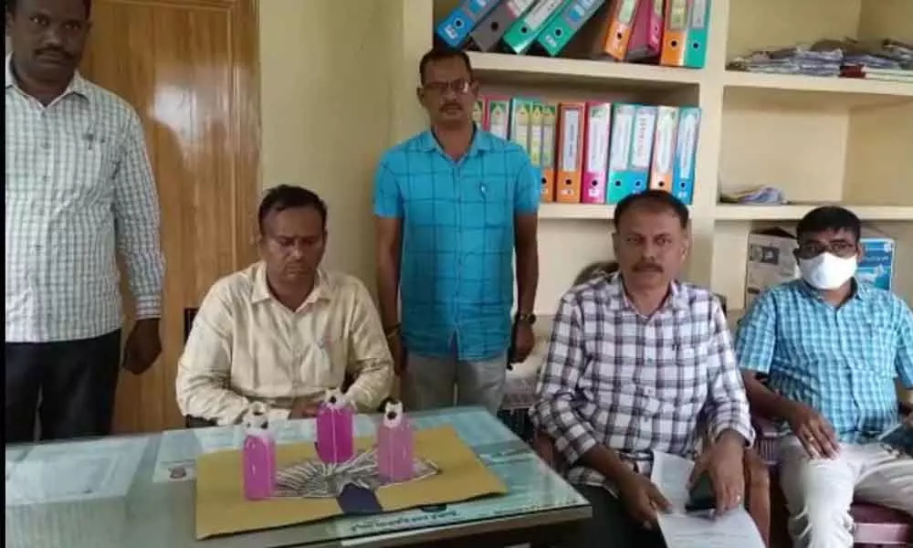 ACB sleuths arrests APTRANSCO AE red handedly for accepting bribe in Vizianagaram