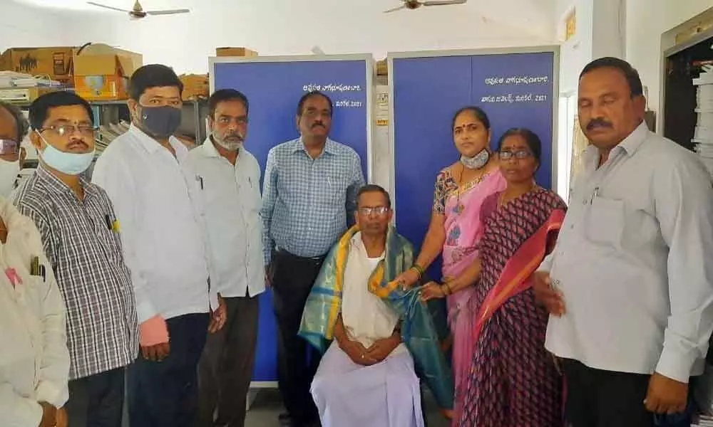 ZP High School Principal M Gayatri and teaching staff felicitating Awasali Nagabhushanam for donating two almirahs to the school in Marikal on Thursday