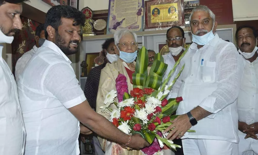 Vijayawada Central MLA Malladi Vishnu along with YSRCP leaders felicitating the violin maestro Annavarapu Ramaswamy in Vijayawada on Thursday