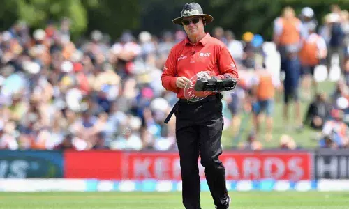 Umpire Oxenford announces retirement