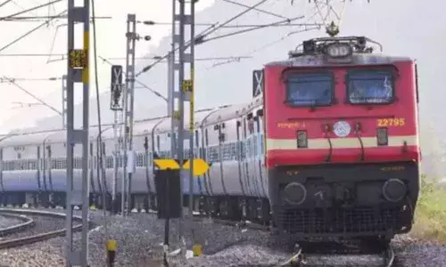 Palamuru commuters demand resumption of trains