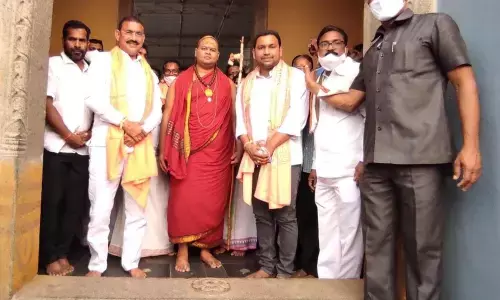Visakha Sri Sarada Peetha Uttaradhikri Swatmanandendra Saraswati visiting Sri Lakshmi Narasimha Swamy Temple in Antarvedi on Thursday