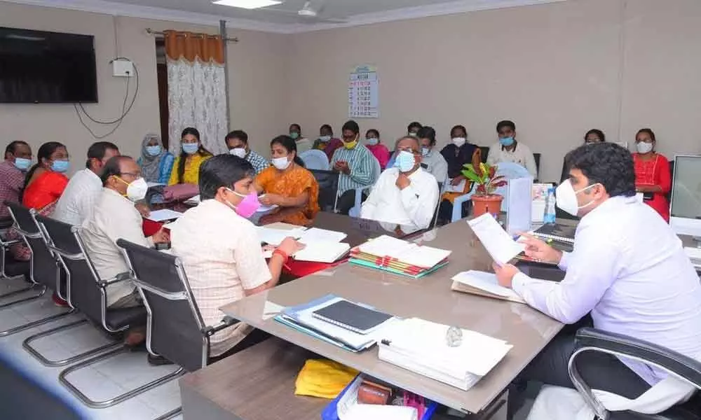 Prakasam district Joint Collector TS Chetan conducting a review meeting on Covid-19vaccination with the medical and health staff in Ongole on Friday
