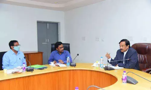 Adikavi Nannaya University vice chancellor Acharya Mokka Jagannatha Rao addressing a meeting at AKNU campus in Rajamahendravaram on Friday.