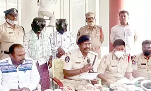 DSP Vinod Kumar addressing a press conference at I-Town police station in Adoni on Saturday
