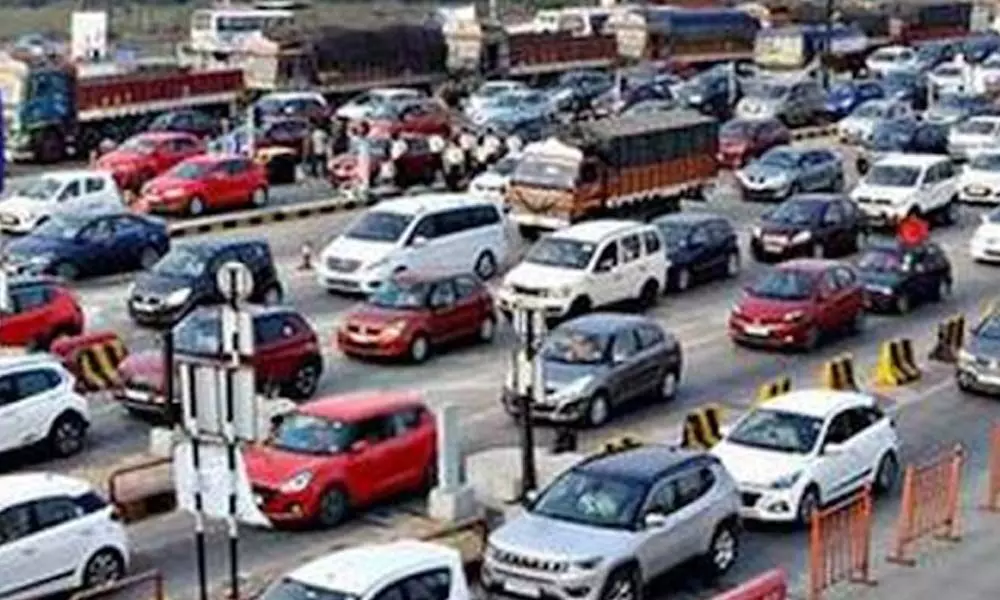 Massive traffic jam at Pathangi toll plaza due to the Fastag server down