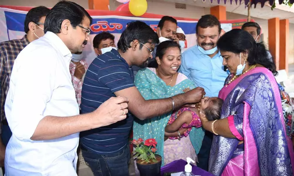 Joint Collector Rama Sunder Reddy and Municipal Commissioner D K Balaji administering pulse polio drops in Kurnool on Sunday