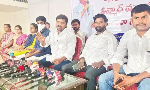 Teenmar Mallanna addressing the media persons in Hanamkonda on Sunday