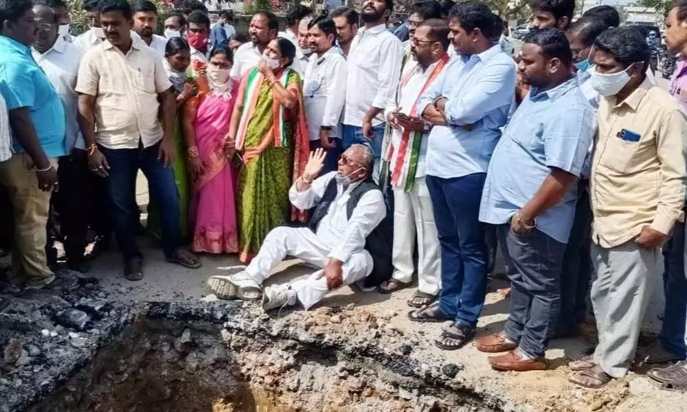 Former Rajya Sabha member V Hanumantha Rao staging a sit-in in Hanamkonda on Tuesday.  Warangal DCC president Naini Rajender Reddy also seen