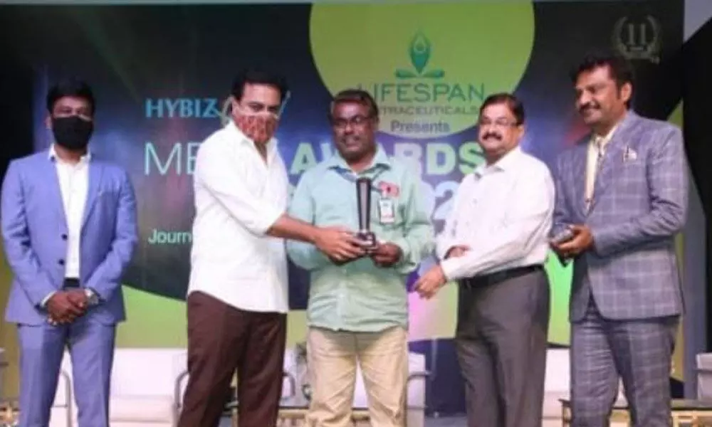 Minister KT Rama Rao presenting the Best Performance Award constituted by Hybiz TV to The Hans India employee V Venkateshwar Rao